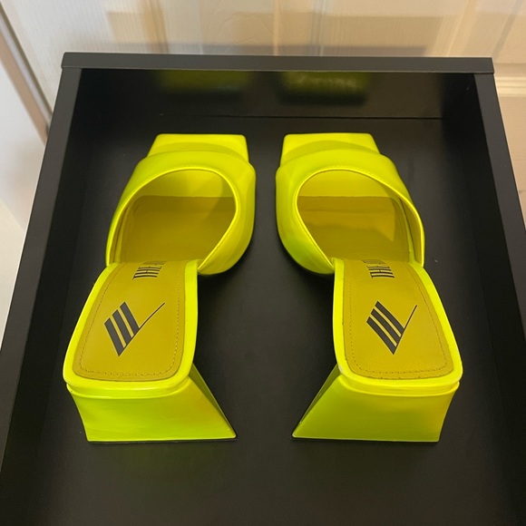The Attico Devon Slide in Neon Fluo Yellow - Picture 6 of 13